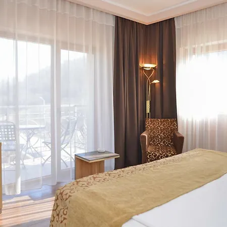 Hotel Hill Wellness & 4*